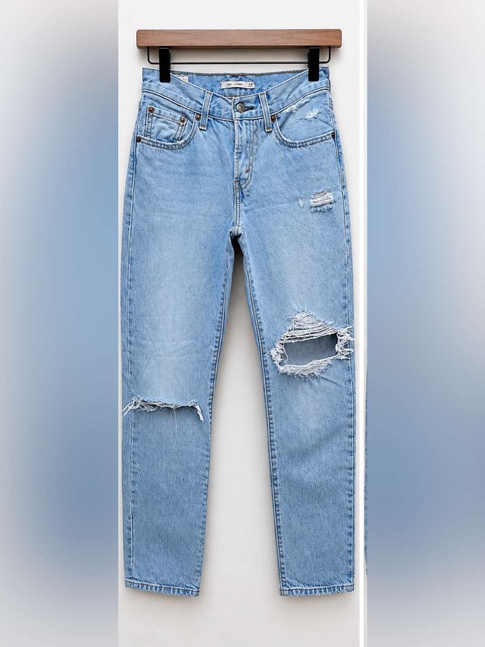 Levi’s 501 Light Blue Distressed Women's Jeans size 25